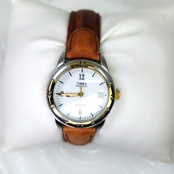 Timex Indiglo Watch with Leather Band - Picture 2 of 4